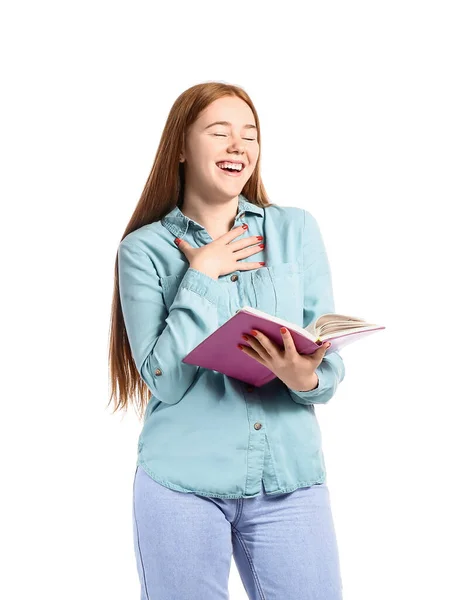 Mutlu Genç Kadın Beyaz Arka Plan Üzerine Kitap Okuyor — Stok fotoğraf