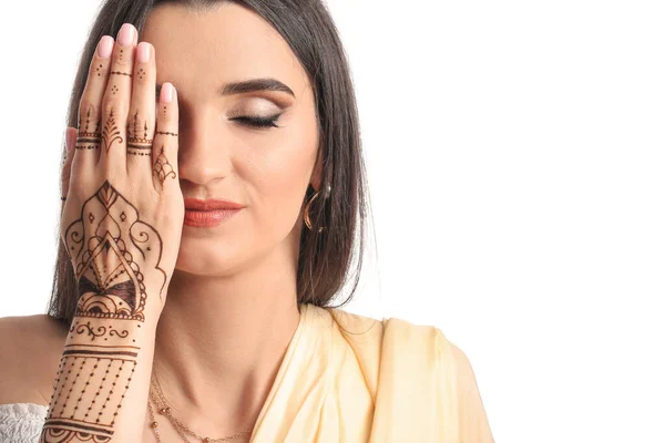 美しいですインドの女性とともにヘナ入れ墨上の白い背景 — ストック写真