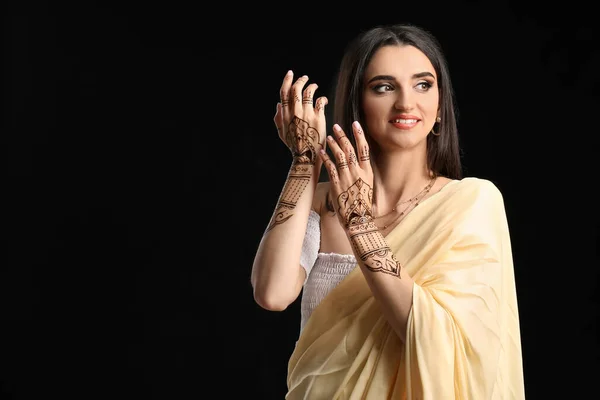 美丽的印度女人 有着深色背景的指甲花纹身 — 图库照片