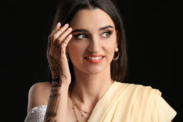 美丽的印度女人 有着深色背景的指甲花纹身 — 图库照片
