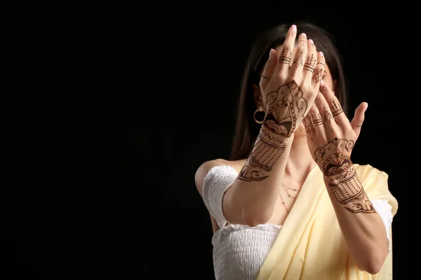 Gyönyörű Indiai Henna Tetoválás Sötét Háttér — Stock Fotó