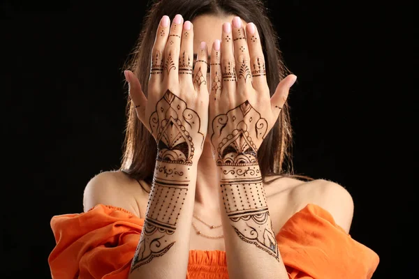 Mulher Indiana Bonita Com Tatuagem Henna Fundo Escuro — Fotografia de Stock