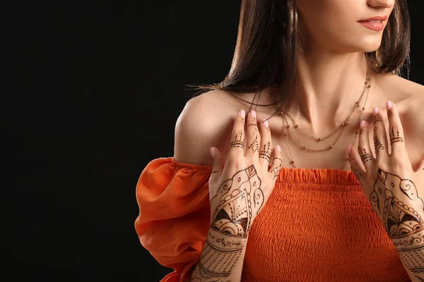 Hermosa Mujer India Con Tatuaje Henna Sobre Fondo Oscuro — Foto de Stock