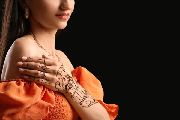 Piękna Hinduska Kobieta Tatuażem Henny Ciemnym Tle — Zdjęcie stockowe
