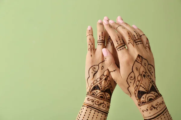 Manos Femeninas Con Tatuaje Henna Sobre Fondo Color — Foto de Stock