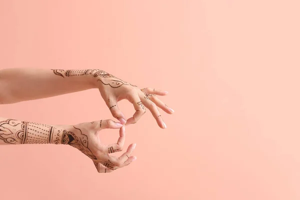 Female Hands Henna Tattoo Color Background — Stock Photo, Image