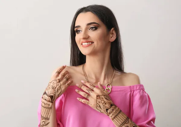 美丽的印度女人 有着浅色背景的指甲花纹身 — 图库照片