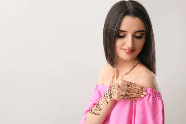Beautiful Indian Woman Henna Tattoo Light Background — Stock Photo, Image
