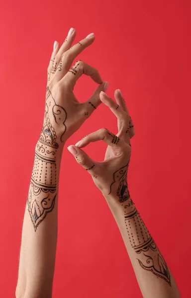 Mãos Femininas Com Tatuagem Henna Fundo Cor — Fotografia de Stock