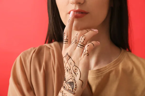 Mooie Indiase Vrouw Met Henna Tatoeage Kleur Achtergrond Close — Stockfoto