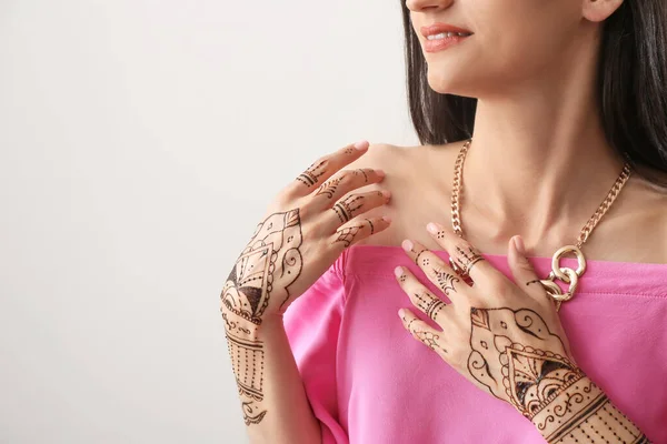Mooie Indiase Vrouw Met Henna Tatoeage Lichte Achtergrond — Stockfoto