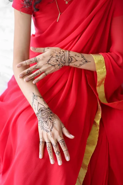 Hermosa Mujer India Con Tatuaje Henna Casa — Foto de Stock