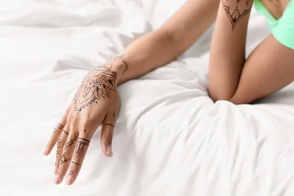 Mulher Indiana Bonita Com Tatuagem Henna Casa — Fotografia de Stock