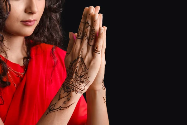 Mooie Indiase Vrouw Met Henna Tatoeage Donkere Achtergrond Close — Stockfoto