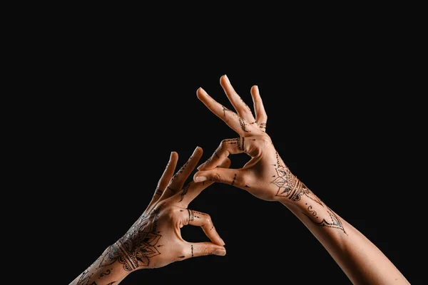 Vrouwelijke Handen Met Henna Tatoeage Donkere Achtergrond — Stockfoto