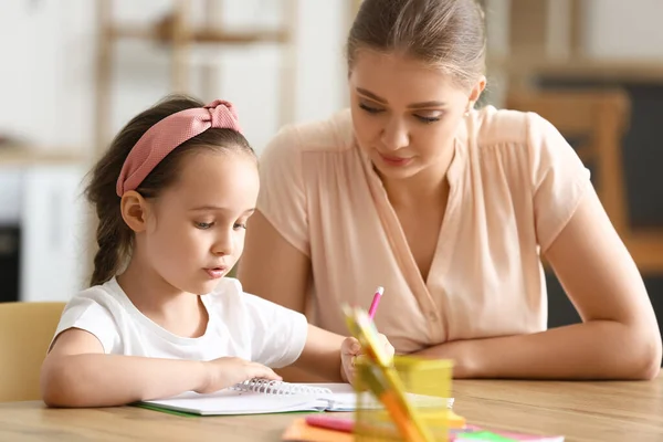 Menina Com Sua Mãe Fazendo Aulas Casa — Fotografia de Stock