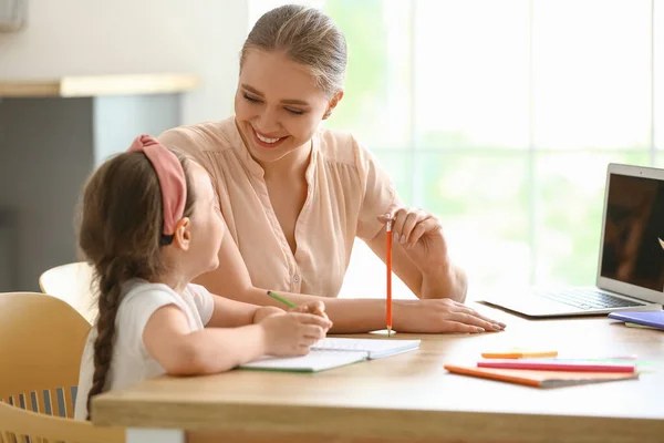 Petite Fille Avec Mère Faisant Des Leçons Maison — Photo