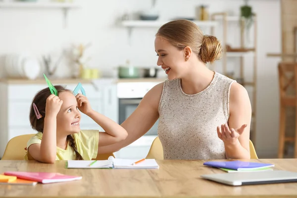 Kleines Mädchen Mit Ihrer Mutter Beim Unterricht Hause — Stockfoto