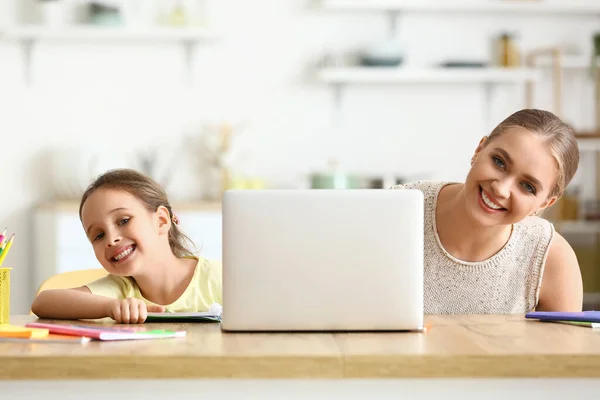 Dziewczynka Matką Uczy Się Online Domu — Zdjęcie stockowe