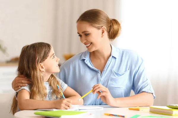 Kleines Mädchen Mit Ihrer Mutter Beim Unterricht Hause — Stockfoto