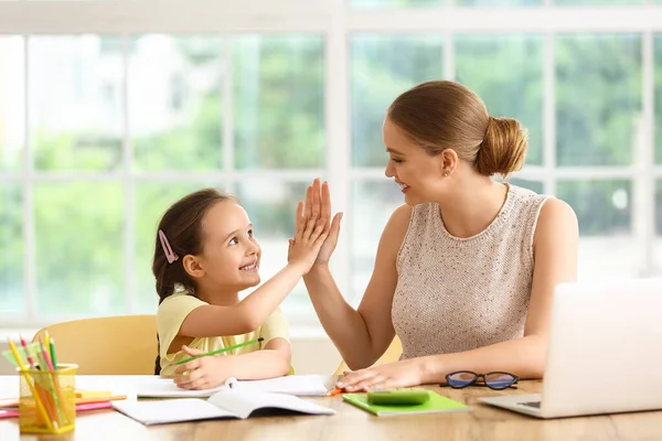 Niña Madre Dan Choca Los Cinco Casa — Foto de Stock