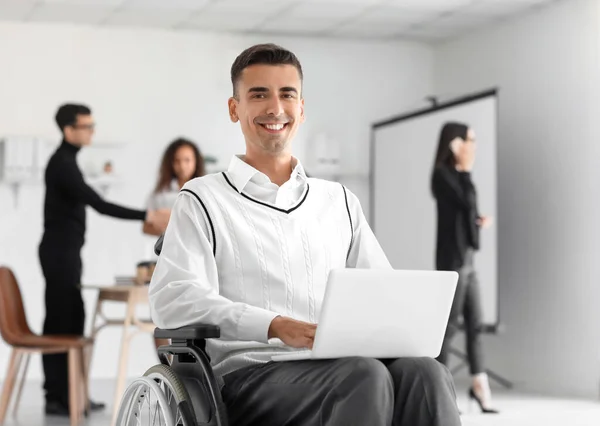 Mężczyzna Wózku Inwalidzkim Laptopem Biurze — Zdjęcie stockowe