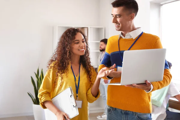 Jóvenes Compañeros Trabajo Con Portátil Oficina — Foto de Stock