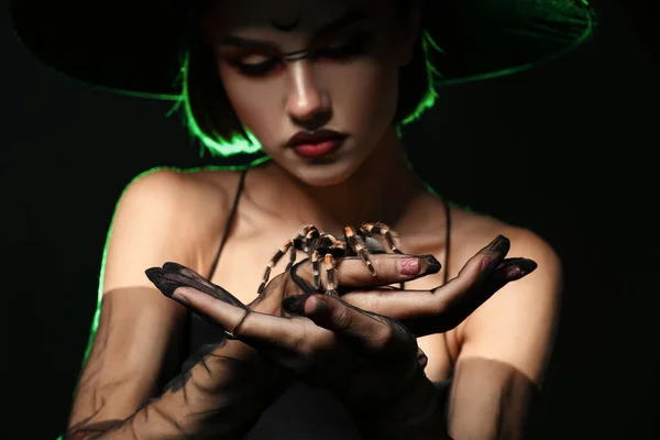 Junge Hexe Mit Spinne Auf Dunklem Hintergrund — Stockfoto