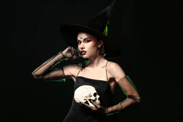 Молодая Ведьма Черепом Тёмном Фоне — стоковое фото