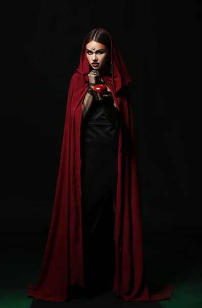 黑漆漆的年轻巫婆 — 图库照片