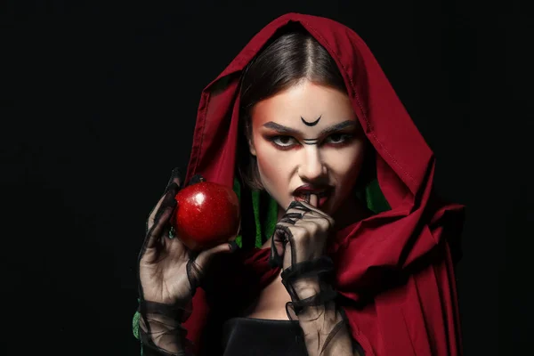 Joven Bruja Con Manzana Sobre Fondo Oscuro — Foto de Stock