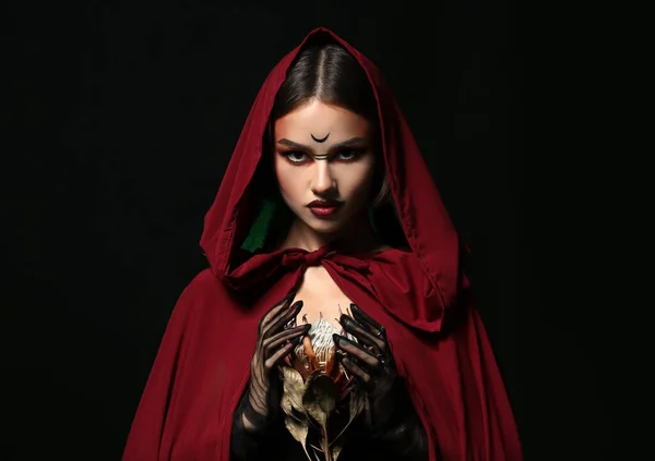 Vacker Kvinna Klädd Som Häxa För Halloween Mörk Bakgrund — Stockfoto