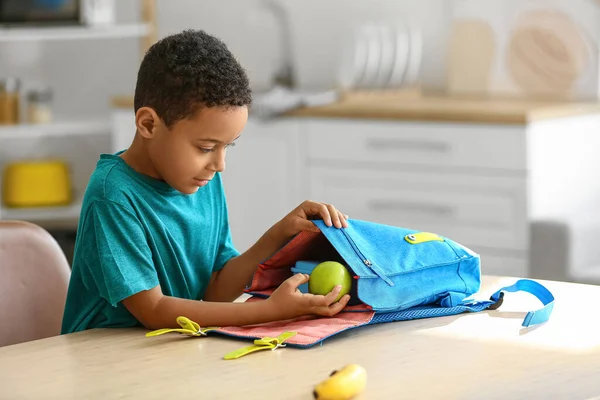 Lindo Niño Poniendo Almuerzo Escolar Bolsa —  Fotos de Stock