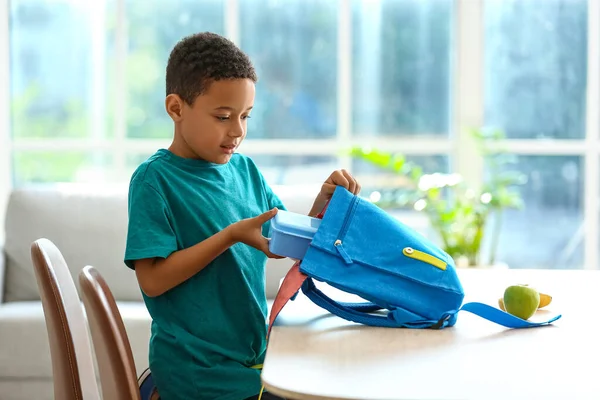 Schattige Kleine Jongen Zet Zijn School Lunch Zak — Stockfoto