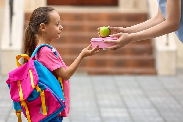Mother Giving Lunch Her Little Daughter School — Stock Photo, Image