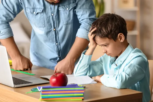 Niño Molesto Padre Haciendo Lecciones Casa — Foto de Stock