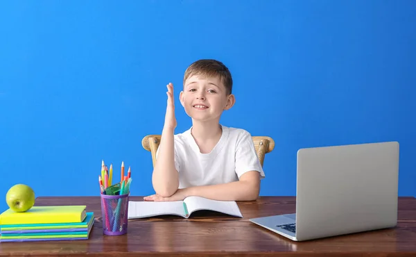 Kleiner Junge Mit Erhobener Hand Tisch Auf Farbigem Hintergrund — Stockfoto