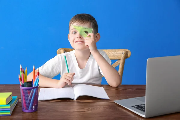 Kleiner Junge Macht Hausaufgaben Tisch Auf Farbigem Hintergrund — Stockfoto