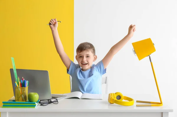 Kleine Jongen Doet Huiswerk Aan Tafel Kleur Achtergrond — Stockfoto