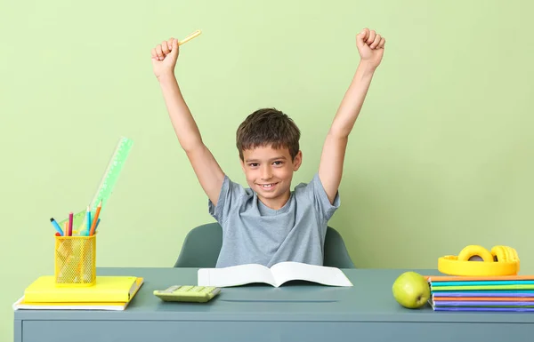 Kleiner Junge Macht Hausaufgaben Tisch Auf Farbigem Hintergrund — Stockfoto