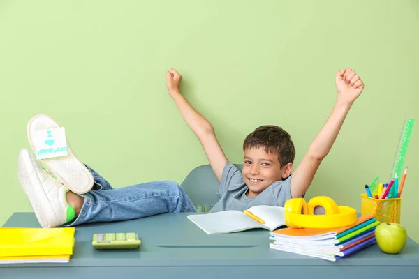 Kleine Jongen Doet Huiswerk Aan Tafel Kleur Achtergrond — Stockfoto