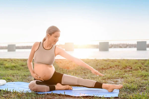 Young Pregnant Woman Training Park — Stock Photo, Image
