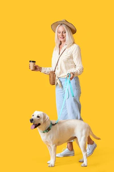 Стильная Зрелая Женщина Чашкой Кофе Симпатичной Собакой Лабрадор Желтом Фоне — стоковое фото