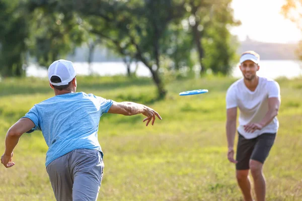 Young Men Playing Frisbee Park — Stock Photo, Image