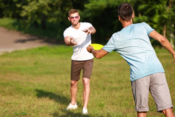 Young Men Playing Frisbee Park — Stock Photo, Image