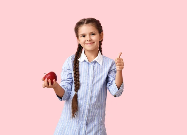 Menina Com Maçã Mostrando Polegar Para Cima Fundo Cor — Fotografia de Stock