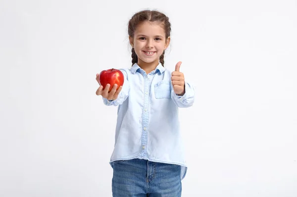 Bambina Con Mela Che Mostra Pollice Sfondo Bianco — Foto Stock