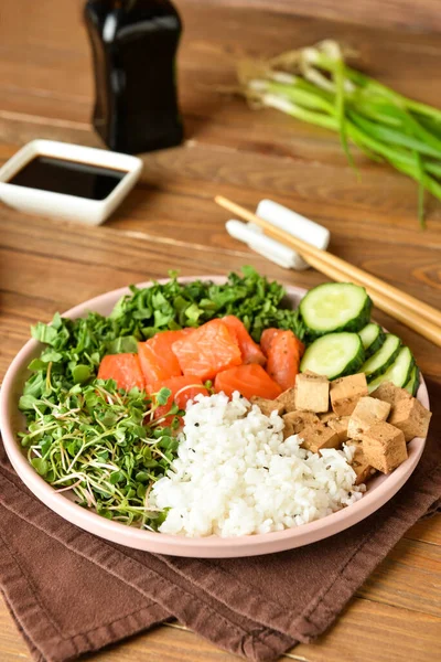 Talíř Chutnou Rýží Lososem Tofu Sýrem Dřevěném Pozadí — Stock fotografie
