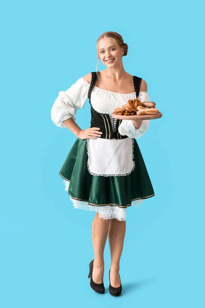Vacker Kvinna Traditionell Tysk Kostym Och Med Snacks Färg Bakgrund — Stockfoto