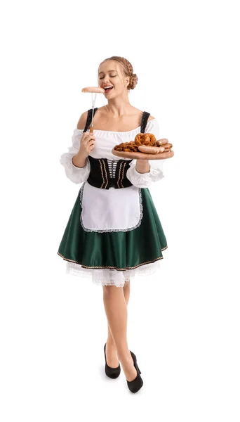 白い背景にソーセージを食べる伝統的なドイツの衣装の美しい女性 — ストック写真